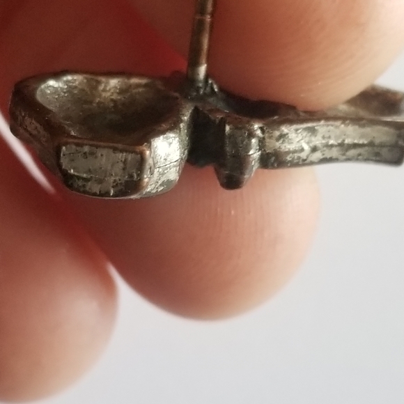 Vintage holding hands lapel pin silver tone brooch hat pin - Picture 5 of 9